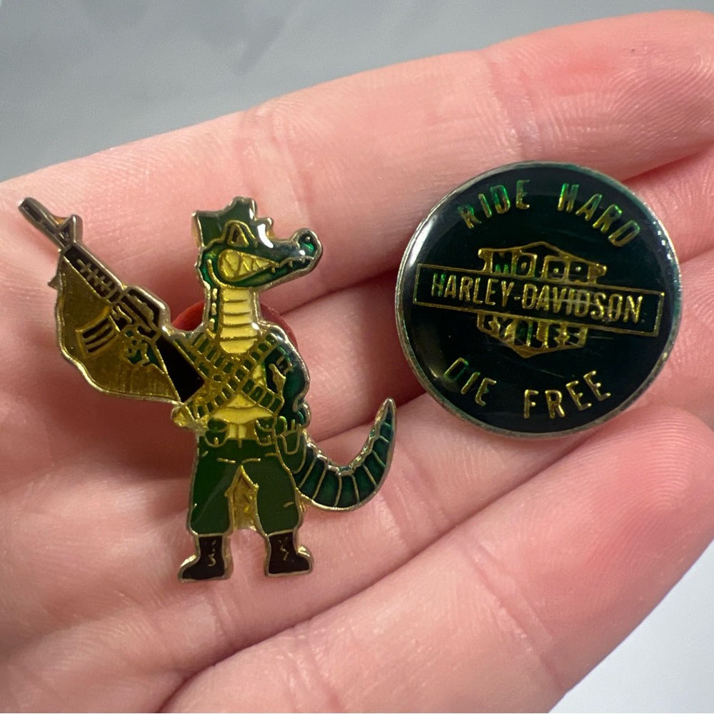 Vintage Harley Davidson Green & Gold Ride Hard Die Free Pin & Gator Pin Lot Of 2